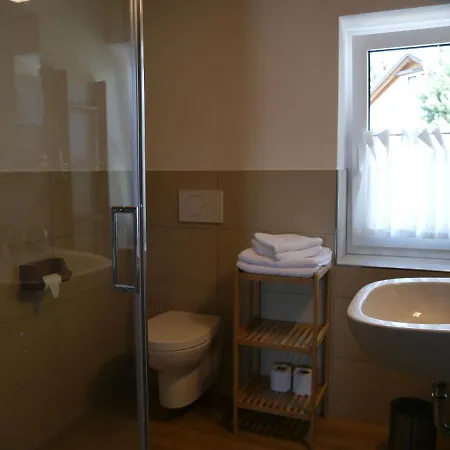 & Cafe Schlupfwinkel בית הארחה 3*