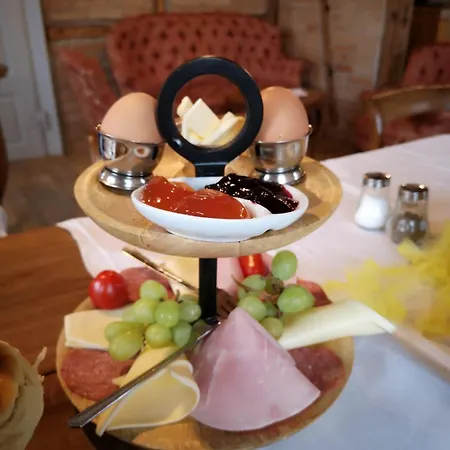 & Cafe Schlupfwinkel בית הארחה זאלם